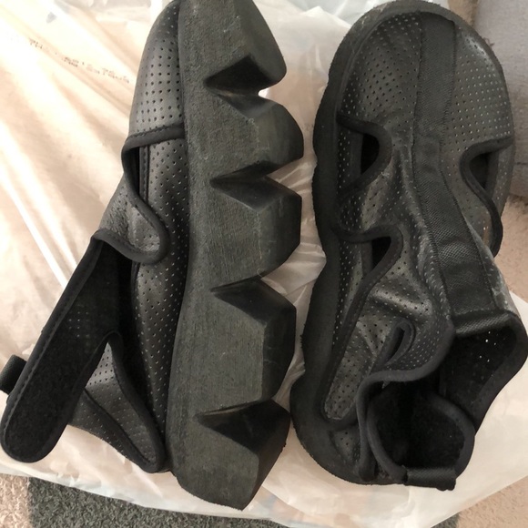 Black Slide On Shoe. No Additional markings telling me a name?? - Picture 4 of 7